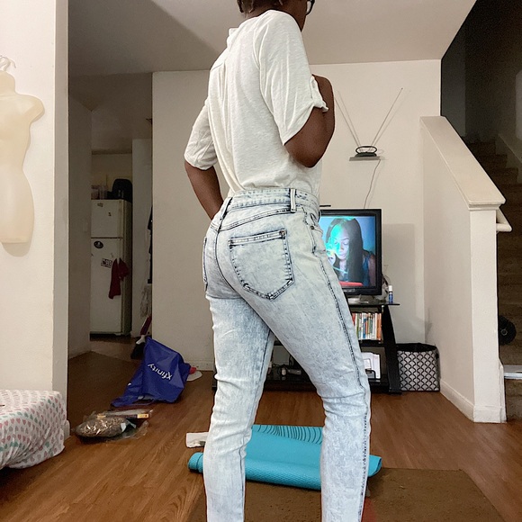 Guess Jeans - Picture 7 of 10